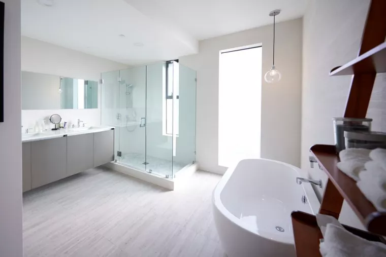 Construire une douche à l'italienne avec faïence au sol couleur sable, Sanary-sur-Mer, SUCCES BATI